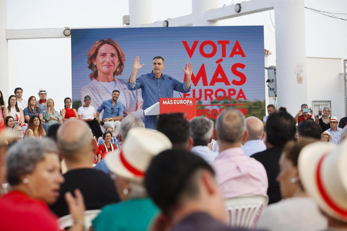 El secretario general del PSOE y presidente del Gobierno, Pedro Sánchez, durante el acto electoral de Benalmádena.