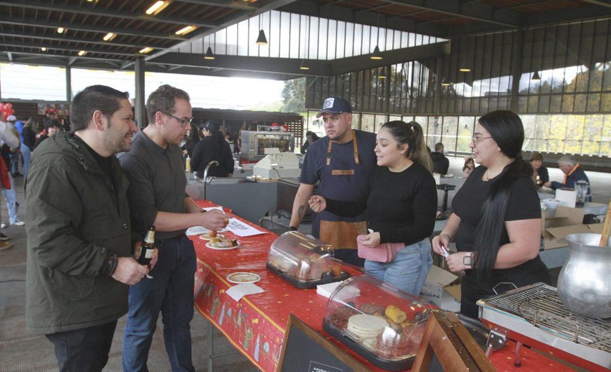 Comprando en los puestos de gastronomía solidaria. |  Iñaki Osorio