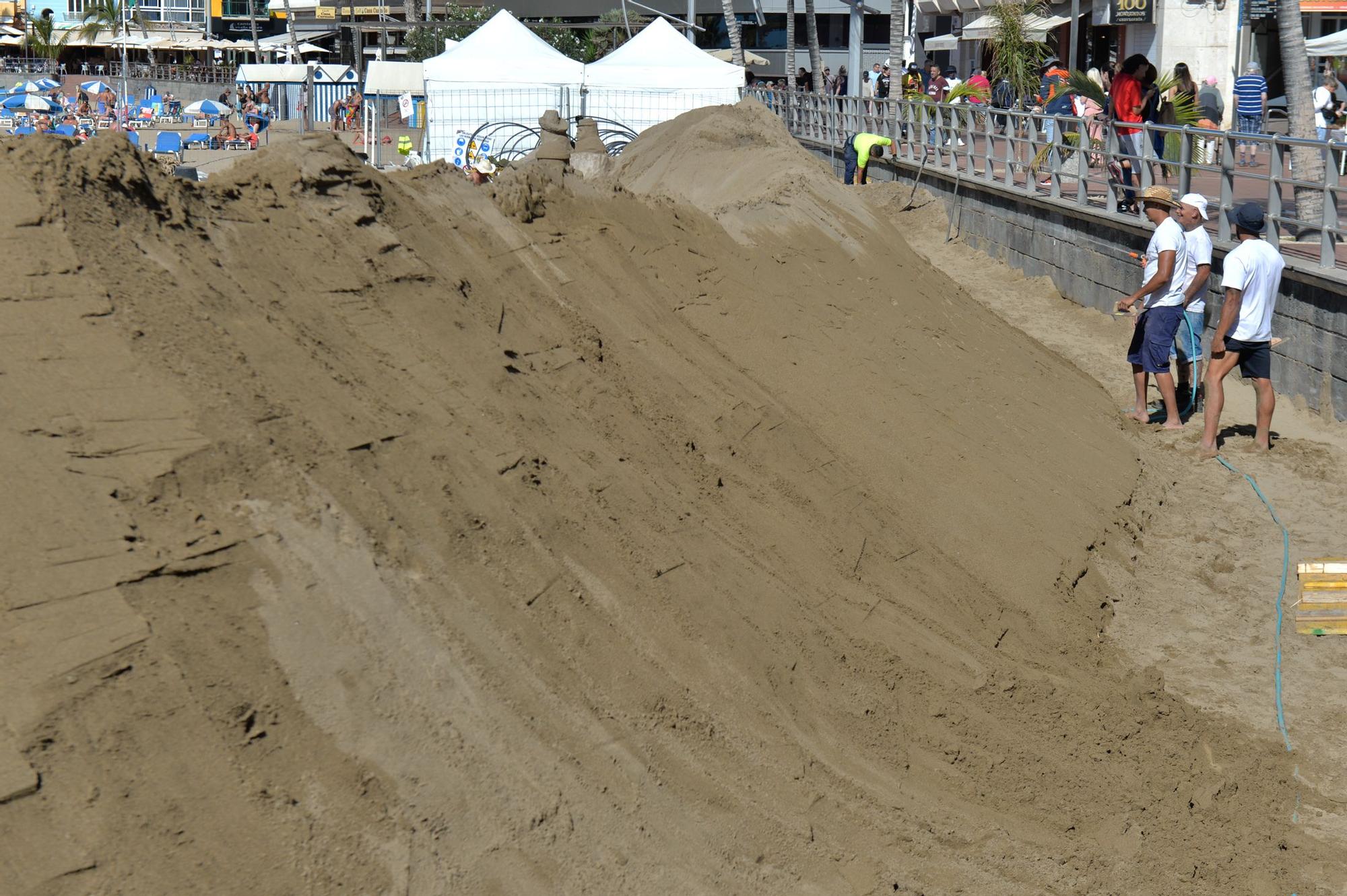 Construcción de los belenes de arena en Las Canteras