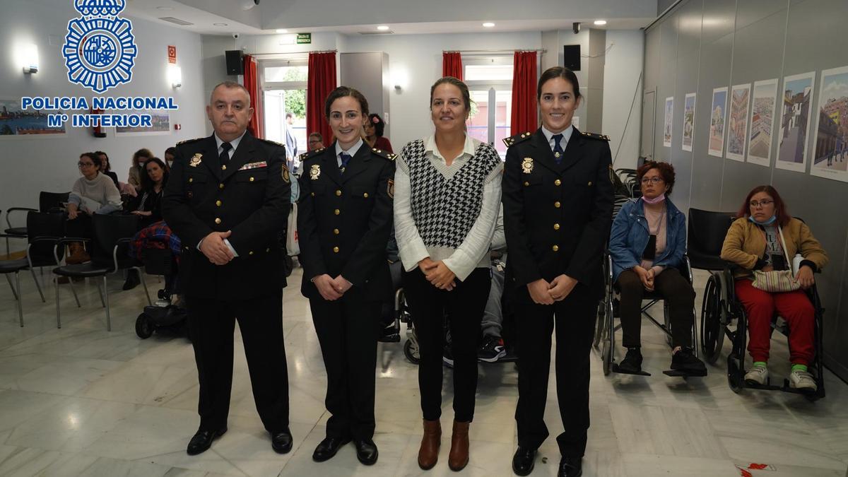 Agentes de la Policía Nacional y responsables de Fepamic que han participado en las charlas.