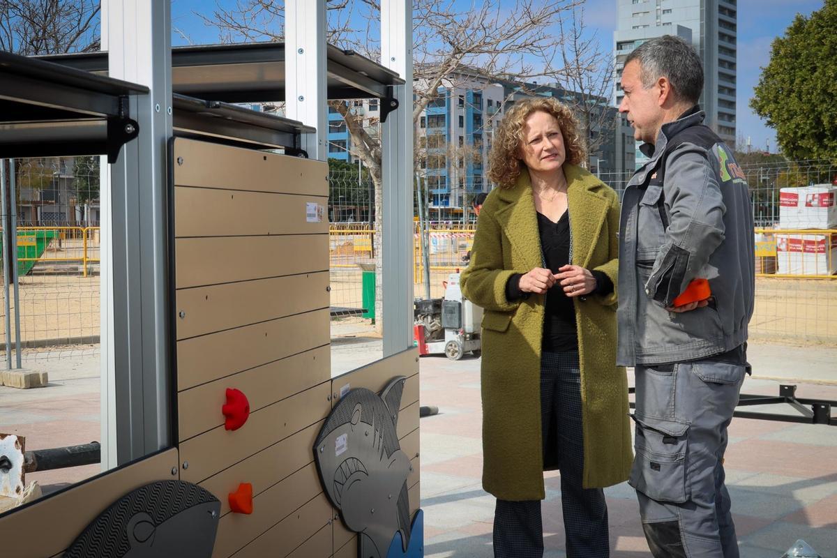 La alcaldesa Amparo Folgado visita los trabajos en la nueva zona de ocio infantil en el Parc Central de Torrent.