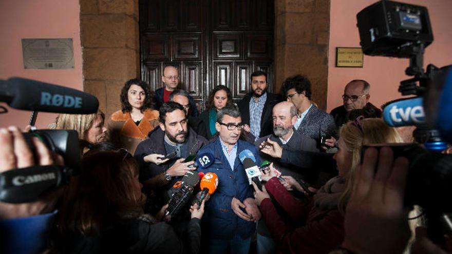 Once ediles de La Laguna apremian a tres del PSOE para apoyar la censura