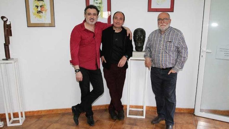 Ferrer, en su galería de Ourense con su obra de M. María. // I.O.