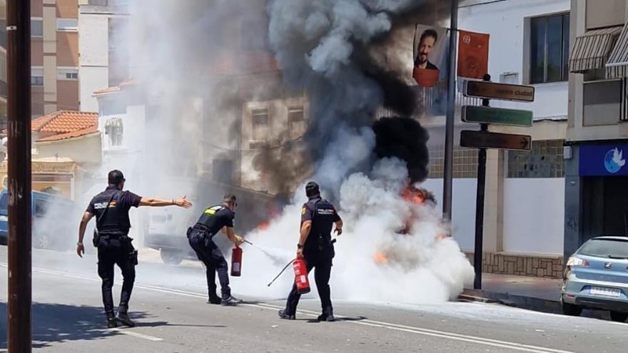 Un vehículo arde en la avenida de Juan Carlos I de Mérida