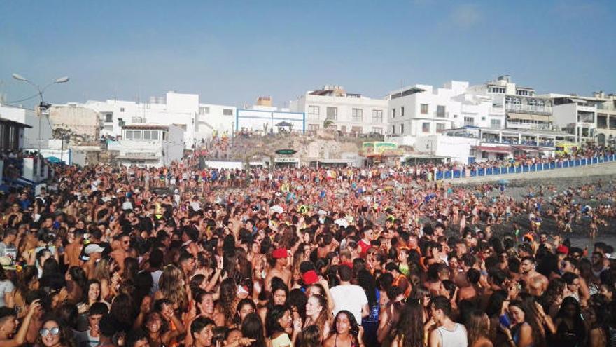 Unas 5.000 personas participan en la Fiesta del Agua de El Cotillo