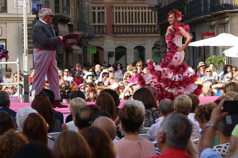 La Pasarela de Moda de la Semana del Mayor ha tenido como protagonistas a 132 modelos de entre 55 y 80 años, que han desfilado en la plaza de La Constitución.