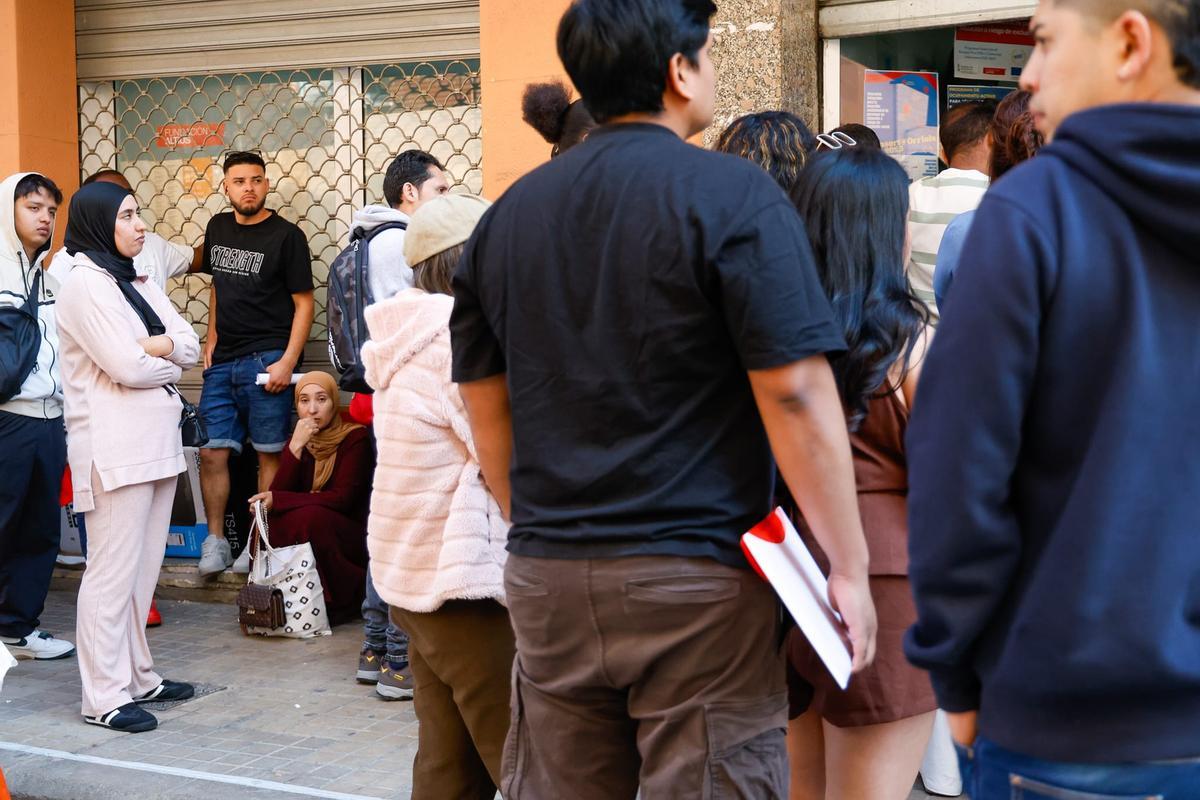 Las ONGs comienzan en València a atender a migrantes para su regularización