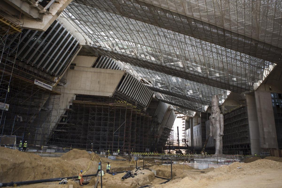 Proceso de construcción del hall del Gran Museo Egipcio