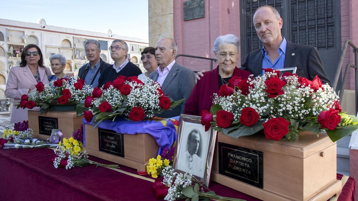 El Ayuntamiento de San Fernando entrega a sus familiares de los restos de Francisco Baptista Florenza, Juan Valverde Colón y Manuel Barbacil Mejuto, tres represaliados por el franquismo.