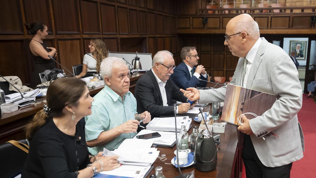 Antonio Morales, presidente del Cabildo de Gran Canaria, conversa con Carmelo Ramírez, consejero de Cooperación Institucional y Solidaridad Internacional, e Inés Miranda, consejera de Política Territorial y Paisaje, durante la sesión plenaria de este 26 de junio.
