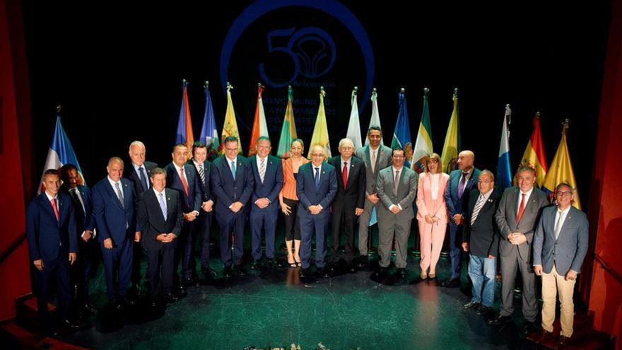 Autoridades que participaron en el evento junto a expresidentes de la Mancomunidad, miembros del Gobierno de Canarias y Presidente del Cabildo de Gran Canaria.