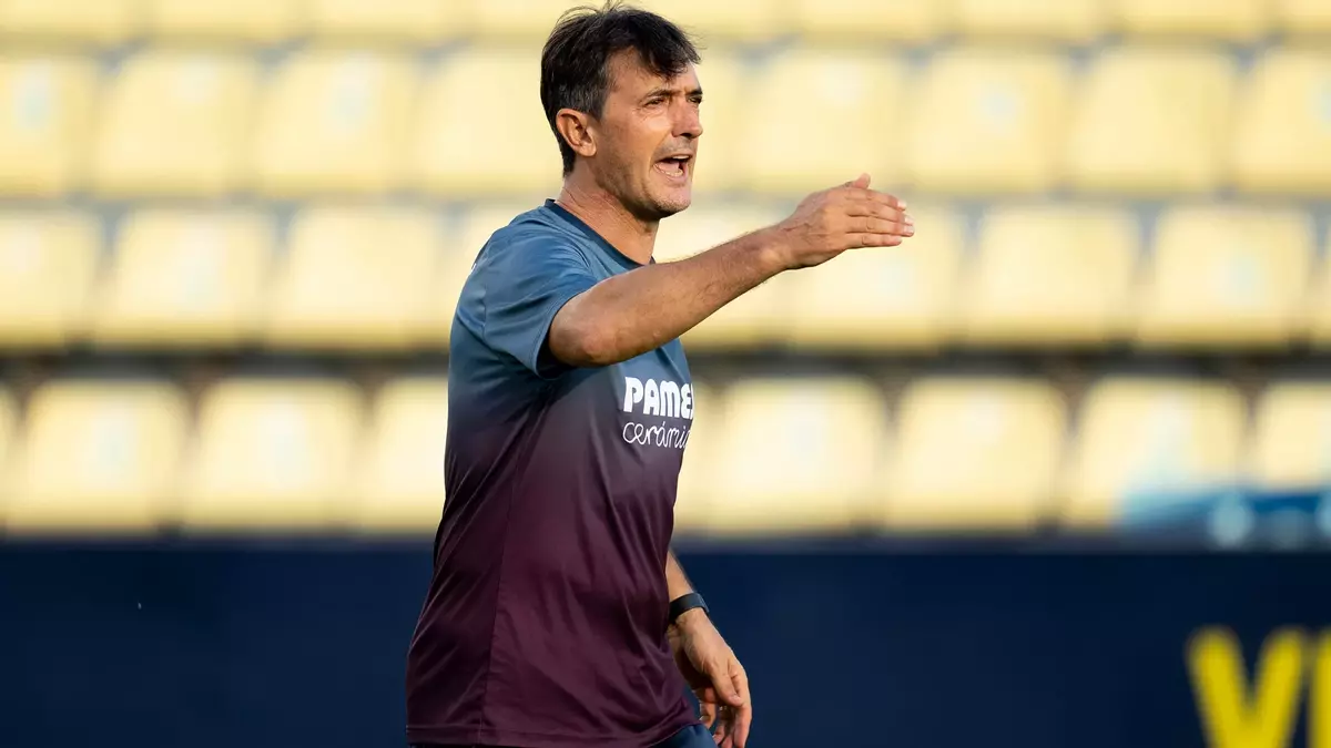 Pacheta, nuevo técnico del Villarreal, durante una sesión de entrenamiento en el Mini Estadi.
