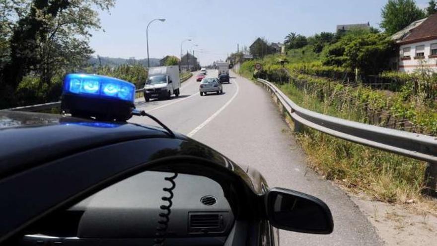 Uno de los coches policiales camuflados que vigilaban la carretera N-550 en el operativo de ayer.  // G. S.