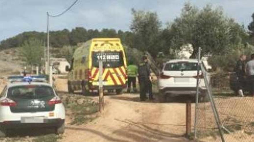 Agentes de la Guardia Civil, en los accesos a la vivienda.