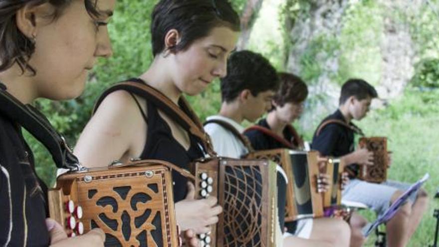 Imatge de joves intèrprets en un assaig d&#039;acordió a les colònies de l&#039;escola de folk | ACN