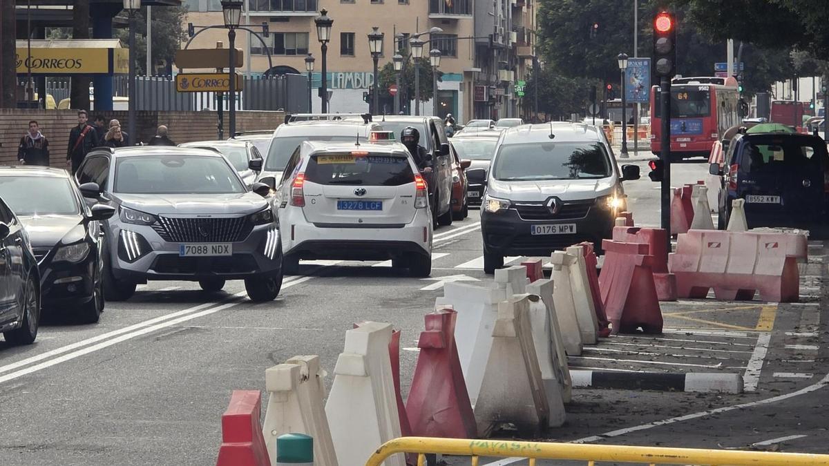 Un automovil se ve obligado a invadir el sentido contrario de San Vicente por la presencia de una furgoneta en su sentido de la marcha