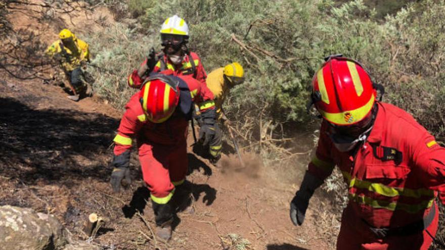 Los efectivos de la UME se repliegan tras el control del fuego