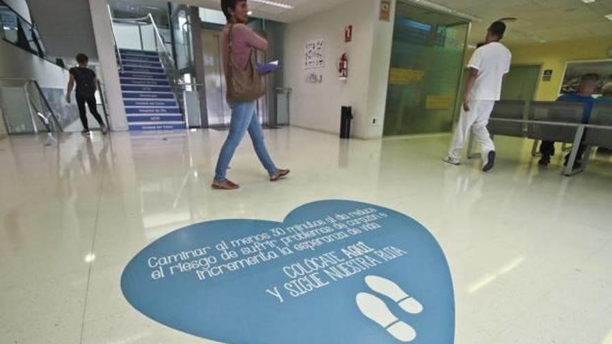 Imagen de la ruta cardiovascular que se inicia en el vestíbulo de consultas externas del Hospital de Torrevieja y ha comenzado a ganar adeptos esta semana.