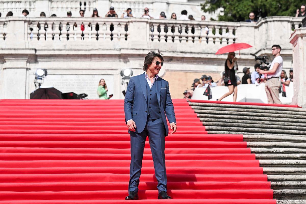 Tom Cruise posa en la Plaza de España,  en Roma, antes del estreno de la película Mission: Impossible - Dead Reckoning Part One