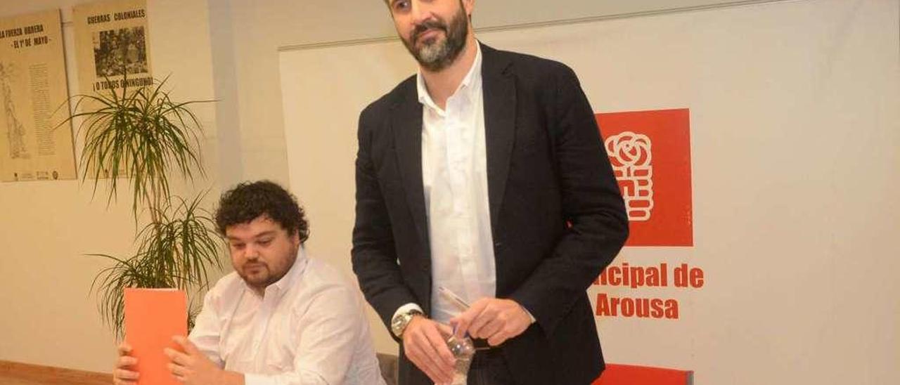 El diputado socialista Julio Torrado y el alcalde Alberto Varela, en la sede del PSOE. // Noé Parga
