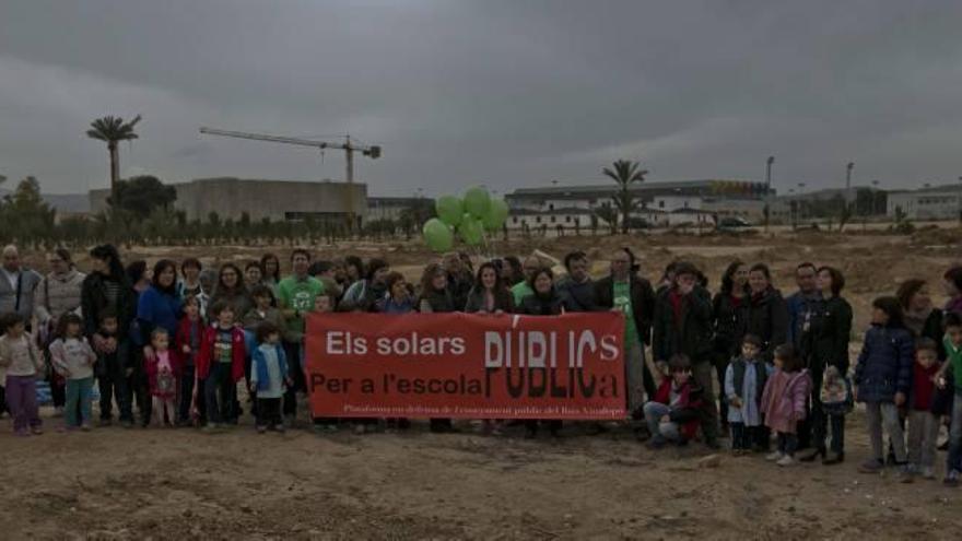 Protesta de padres y sindicatos contra la creación de un centro privado en suelo público
