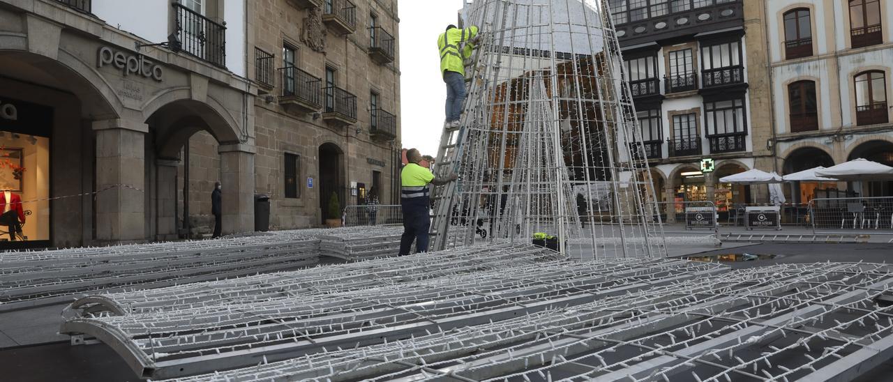 Preparativos del alumbrado navideño en El Parche