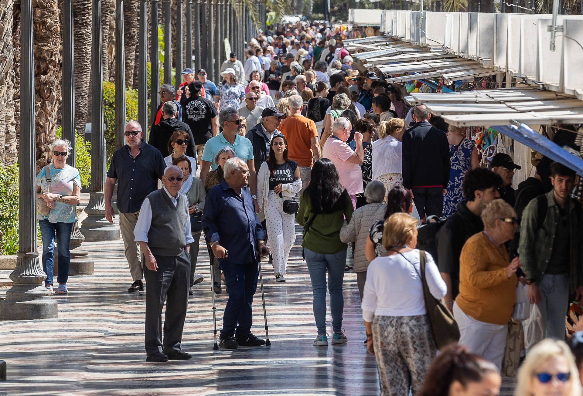 Alicante repleta de turistas con la llegada de dos cruceros