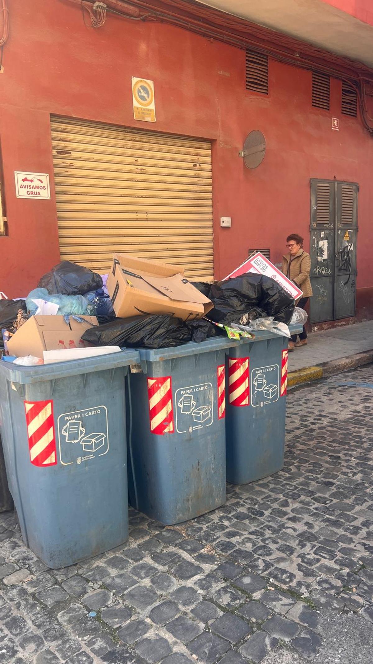 Contenedores que esta mañana permanecían en la calle al no haber sido retirados la noche anterior.
