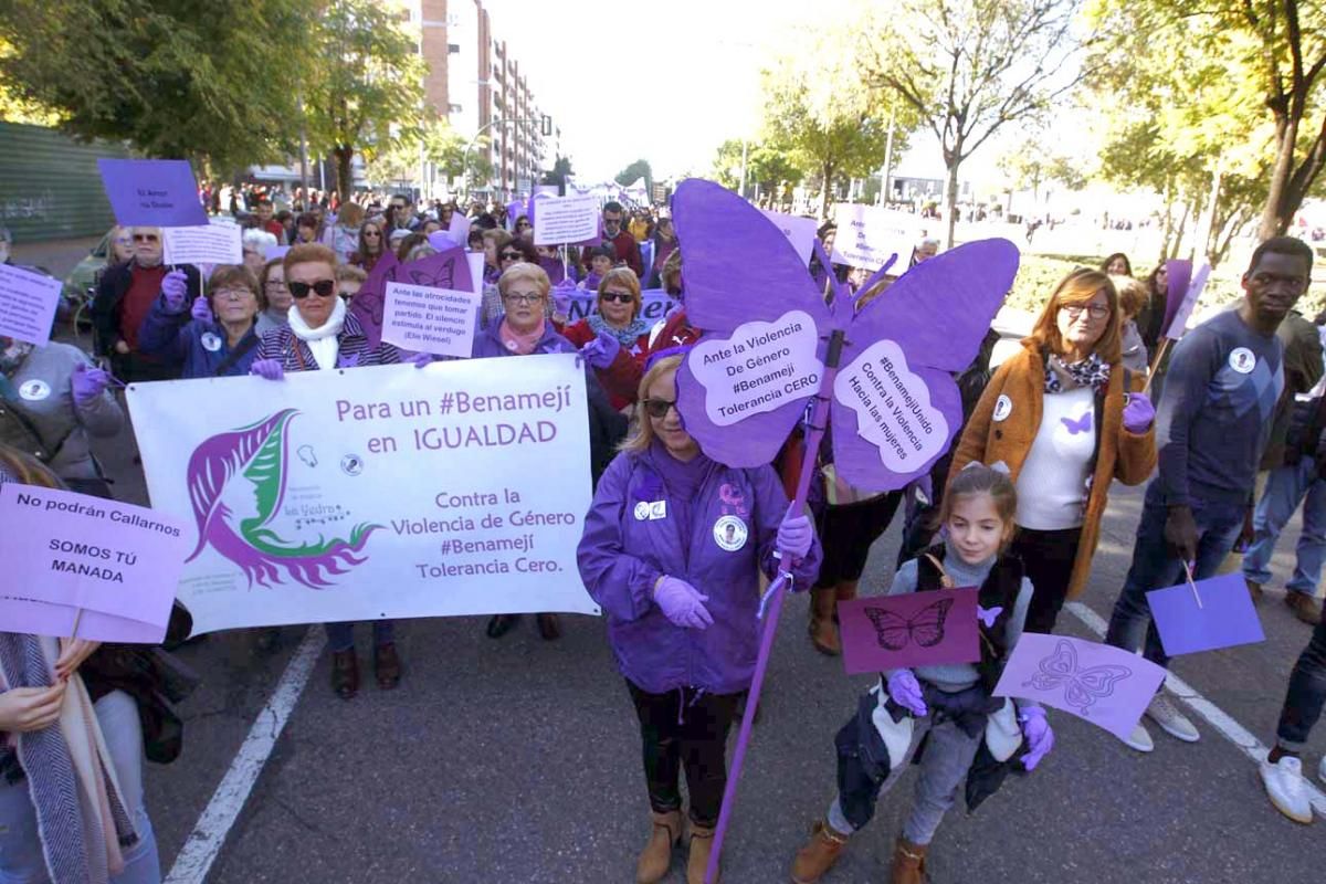 Multitudinaria manifestación contra la violencia hacia la mujeres