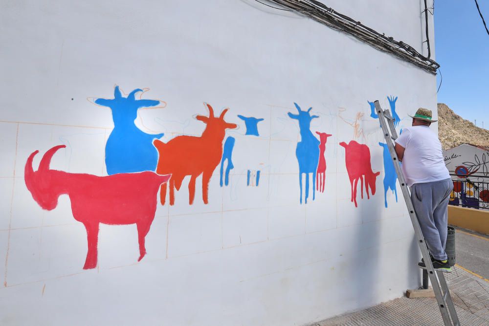 Más de doscientos murales en homenaje a Miguel Hernández engalanan el barrio de San Isidro de Orihuela