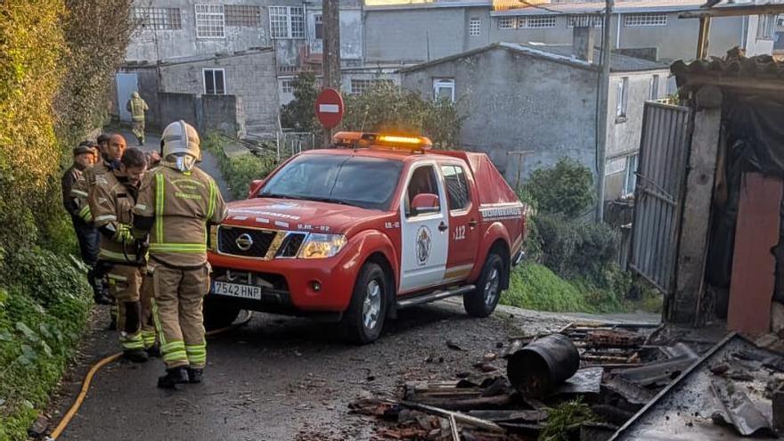 Bombersos durante la extinción del incendio en un galpón de A Corveira.