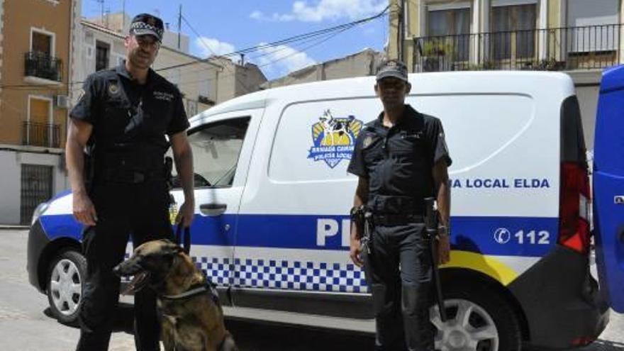 El perro policía detecta a dos personas con droga en su primer día de trabajo