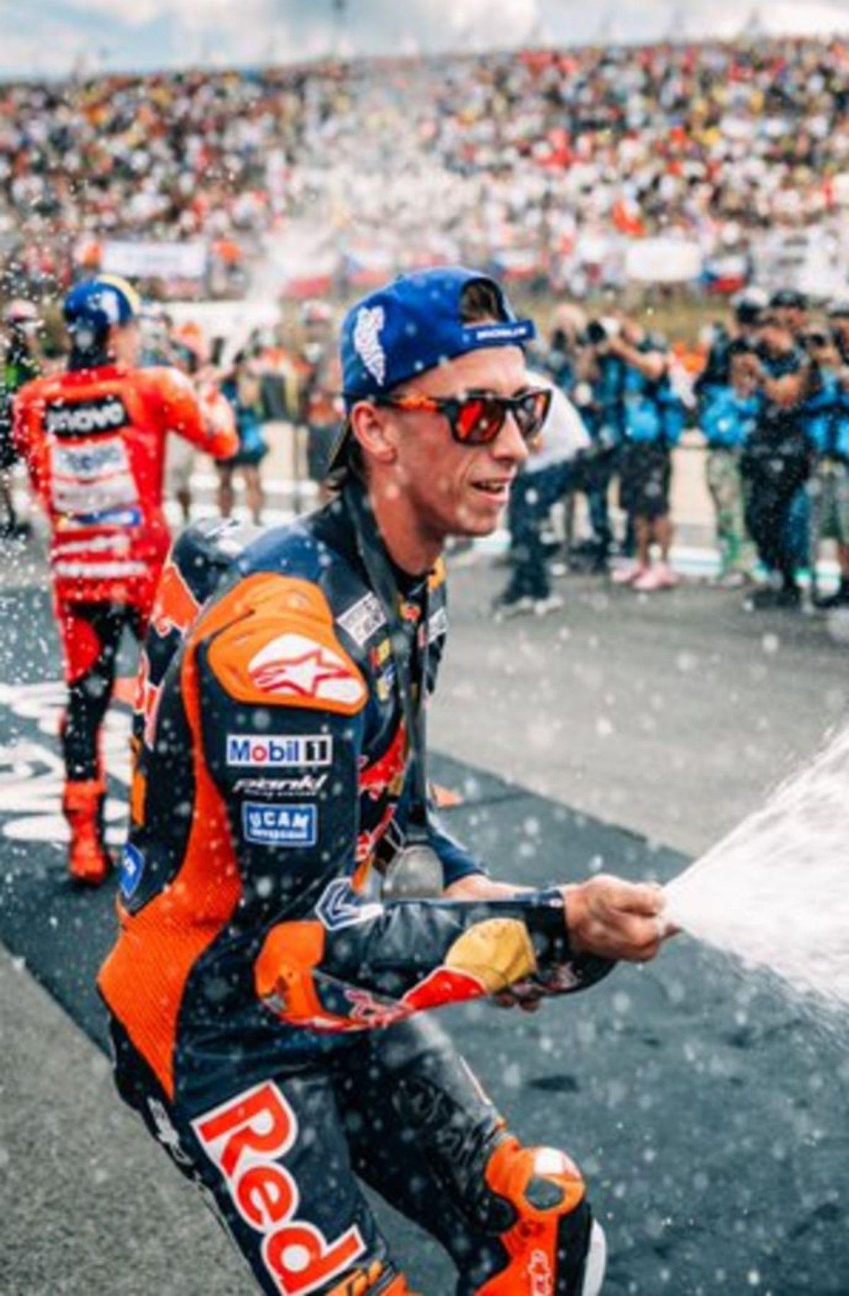 Pedro Acosta, celebrando su podio en Brno. | JAVIER CEBOLLADA/EFE
