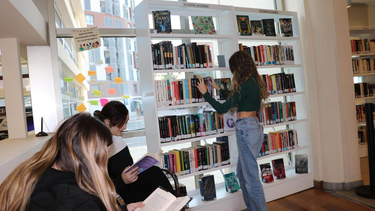 Lectoras en la biblioteca de Quart de Poblet