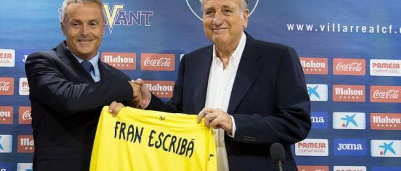 Fran Escribá, junto al presidente del Villarreal Fernando Roig, el día de su presentación