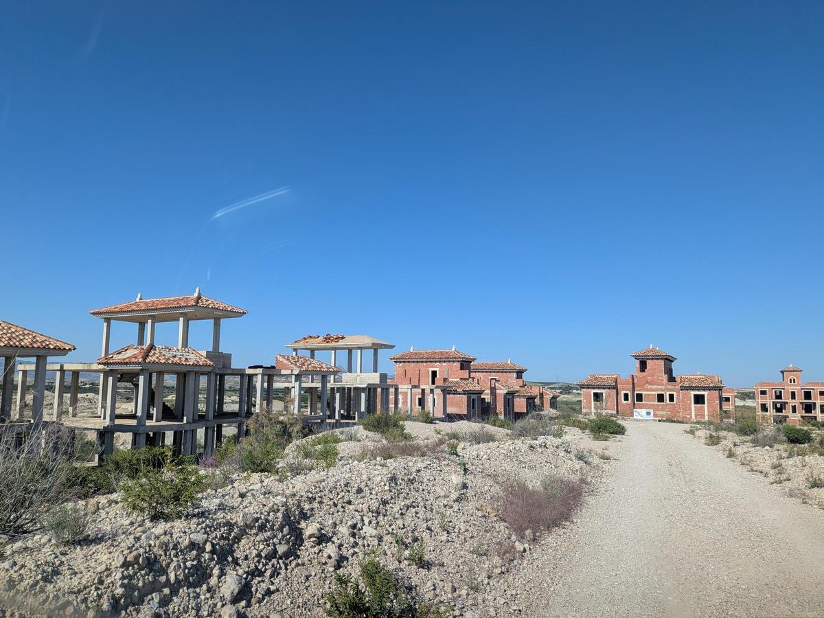 Estado de las viviendas que se levantaron en Fortuna Hill en la urbanización Las Lamparillas