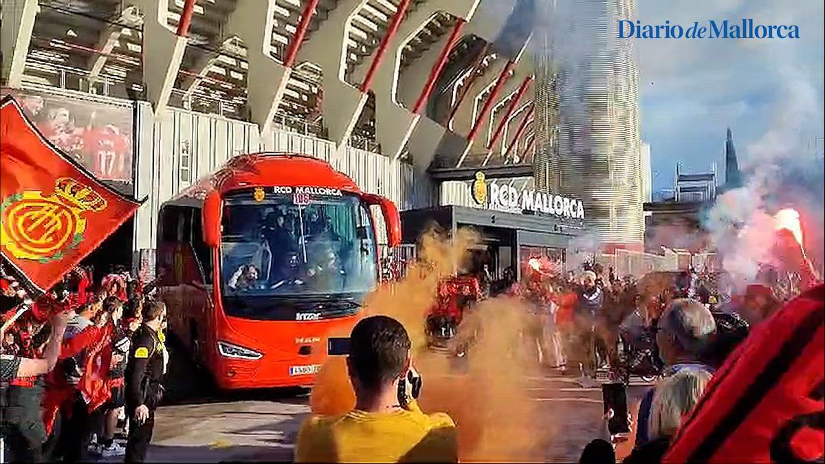 VÍDEO | Cientos de aficionados del Real Mallorca despiden a su equipo en Son Moix antes de la vuelta de Copa del Rey ante la Real Sociedad