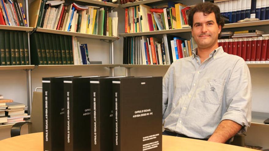 Ferrer Abárzuza con los tomos de la tesis que ahora ha dado lugar a un libro.