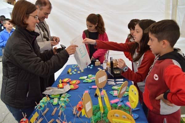 Escolars berguedans celebren el Mercat de les Cooperatives Escolars