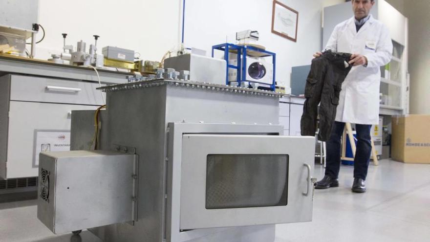 Juan Luis Pedreño con el prototipo que ha diseñado en la universidad.