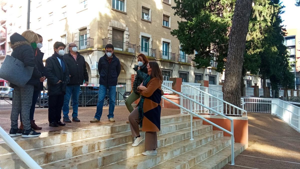 El alcalde de Huesca, Luis Felipe, ha visitado el nuevo acceso al parque Miguel Servet, junto al primer teniente de alcalde, José María Romance; la concejala de Urbanismo, María Rodrigo; y la concejala de Desarrollo, Rosa Gerbás.