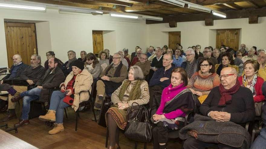 El público asistente a la charla del exalcalde de Langreo y geógrafo de la Universidad de Oviedo.