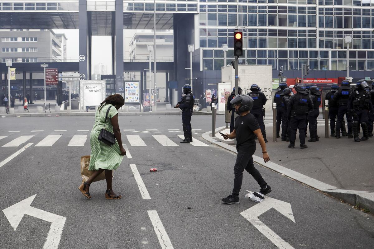 Mounia, la madre de Nahel encabeza una marcha blanca en Nanterre. La familia del joven fallecido ha convocado una marcha blanca en su memoria.