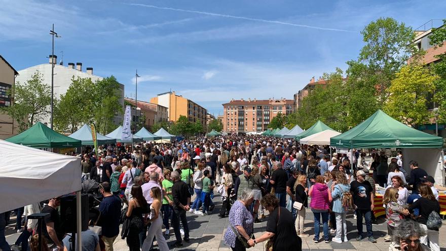 Igualada viu una diada de Sant Jordi amb rècord de parades a la plaça de Cal Font