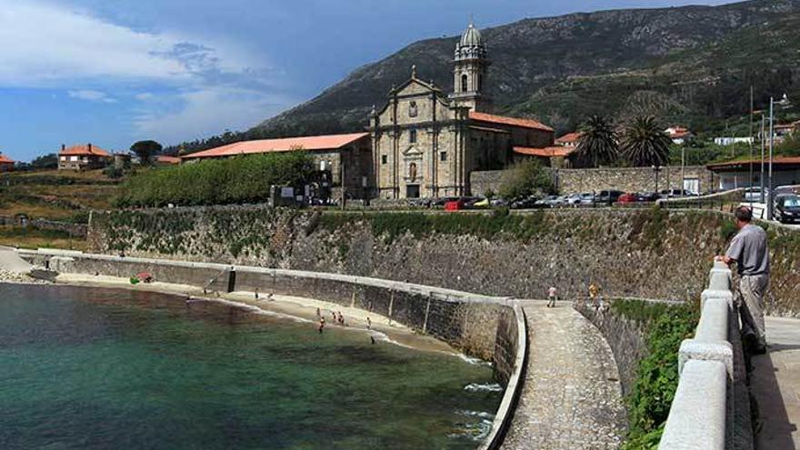 Vista del monasterio de Oia.