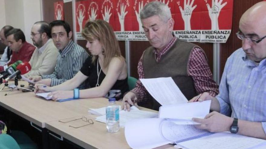 Carmelo Gallardo, presidente de la Junta de Personal Docente de Zamora (centro), junto a representantes de sindicatos.