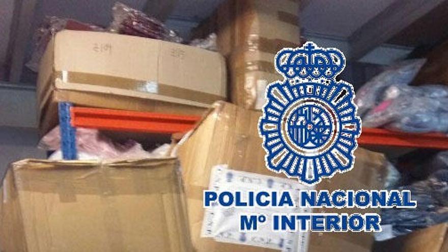 La Policía Nacional ha intervenido 4.223 camisetas falsificadas en un establecimiento en Málaga.