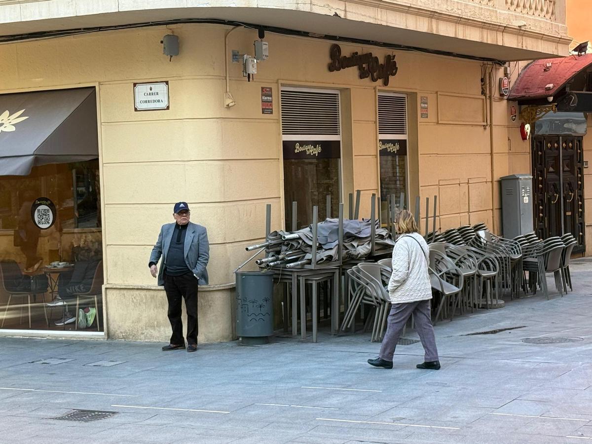 El viento en Elche obliga a recoger las terrazas