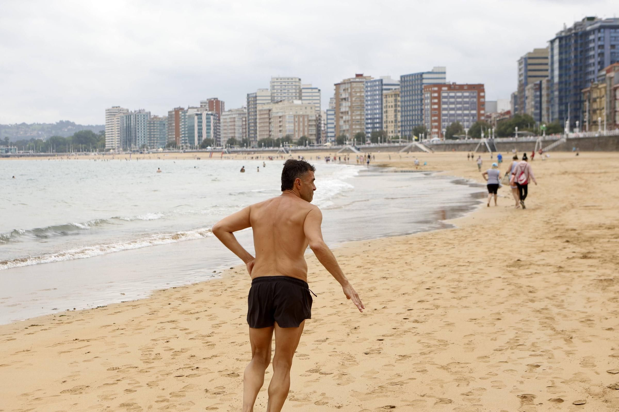 Ni la arena ni las medusas... esto es lo que más preocupa a los bañistas de la playa de San Lorenzo en Gijón (en imágenes)