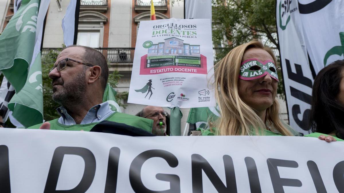 Profesores de toda España, con una pancarta que reza 'Por la dignificación de la labor docente, estatuto docente ya', se manifiestan frente a la sede del Ministerio de Educación y Formación Profesional.